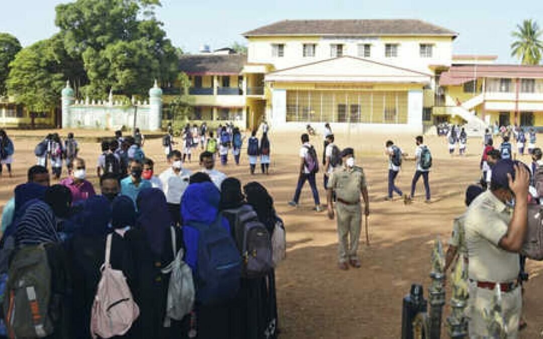 تطور جديد في حظر الهند ارتداء أزياء دينية على طلاب المدارس