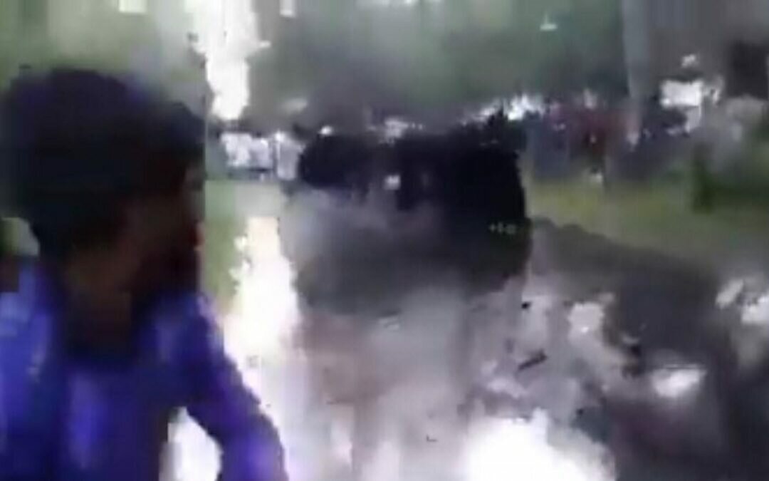 فيديو متداول.. شباب هندوس يتهجمون على فتيات محجبات في الهند