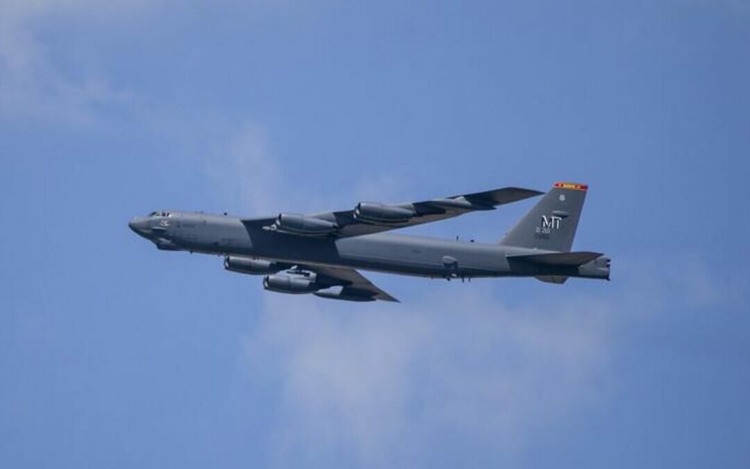 قاذفة استراتيجية أمريكية تنعطف فجأة وتدخل الأجواء المصرية (خرائط فضائية)