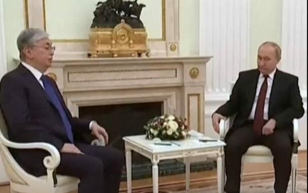 شاهد.. «بوتين» يُهين المستشار الألماني على طريقة «ماكرون»