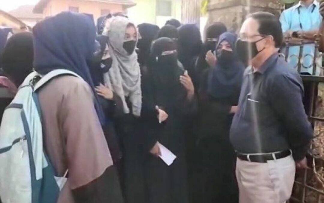 جامعة هندية ترفض دخول طالبات مسلمات للاختبار إلا بعد نزع الحجاب (فيديو)