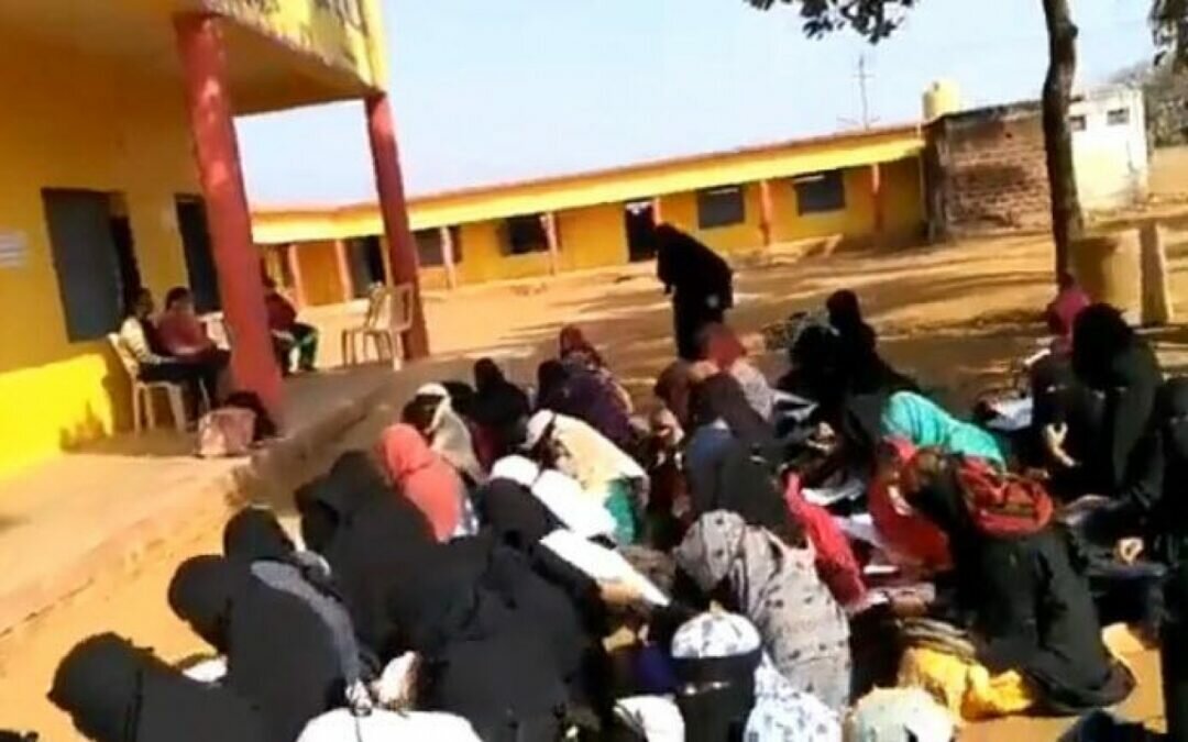 بعد طردهن من المدارس بسببه.. شاهد طالبات مسلمات يدرسن في العراء بحجابهن