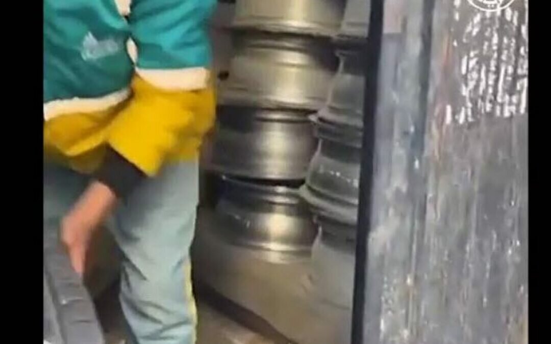 الإطاحة بعمالة تمتهن إعادة تنظيف الإطارات المستعملة بالرياض (فيديو)