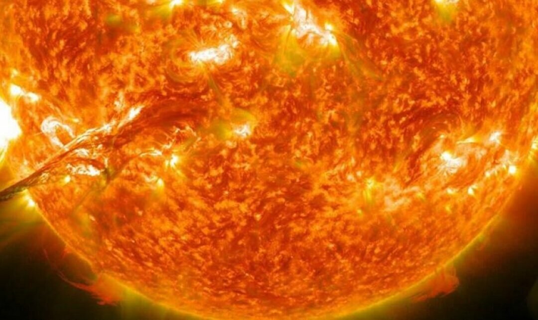 فلكية جدة: ظهور مفاجئ للبقعة الشمسية المتوهجة.. وهذا سبب حدوثها