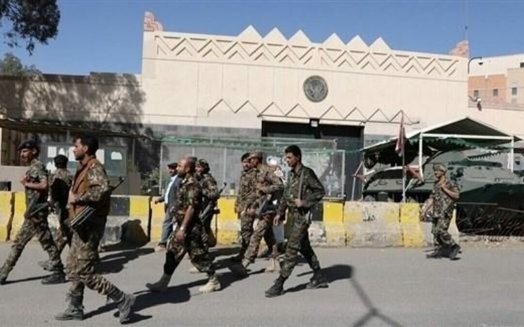 مليشيا الحوثي تختطف موظفًا بالسفارة الأمريكية في صنعاء