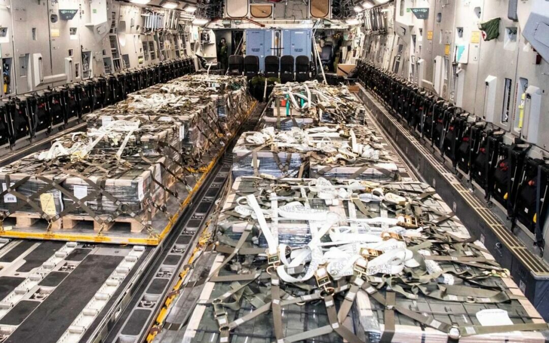 طائرة مليئة بـ”مساعدات عسكرية فتاكة” تصل أوكرانيا قادمة من هذه الدولة