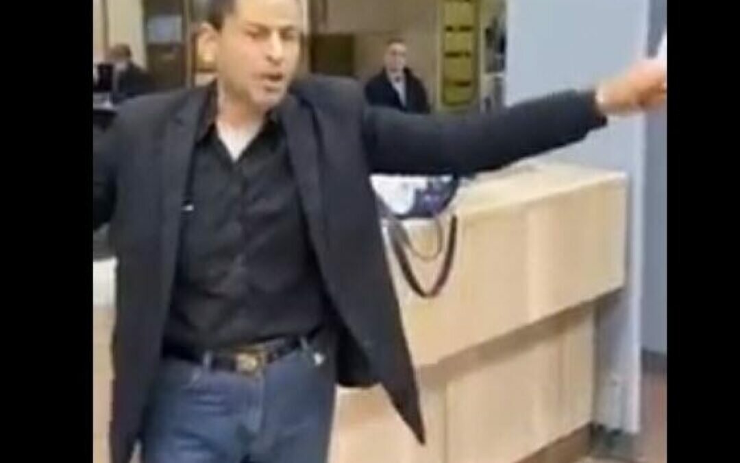 من أمام ماسبيرو.. إعلامي مصري يعلن أنه سينهي حياته بسبب عدم دفع مستحقاته (فيديو)