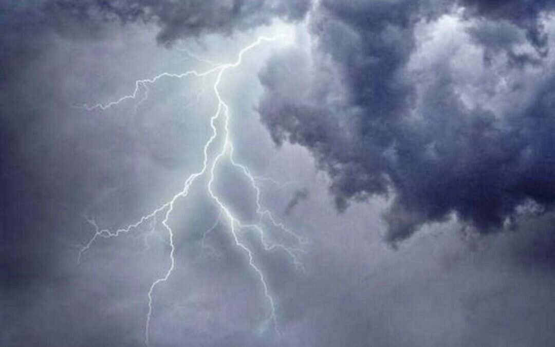 توقعات الطقس.. أمطار رعدية ورياح نشطة على هذه المناطق