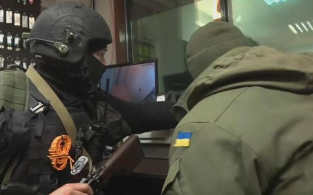 شاهد.. قوات أوكرانية تشارك الجيش الروسي حماية محطة نووية بعد السيطرة عليها