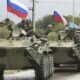 روسيا تعيد بعض قواتها المنتشرة قرب أوكرانيا إلى ثكناتها