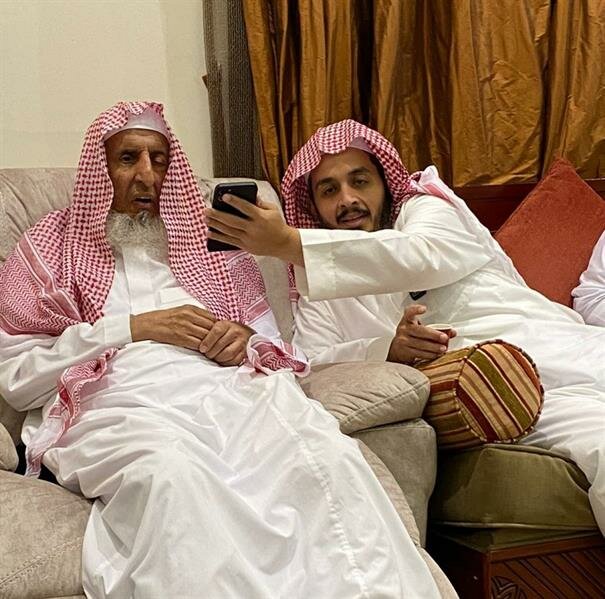 “السديس” يُجري اتصالاً هاتفياً بمفتي المملكة للاطمئنان على صحته