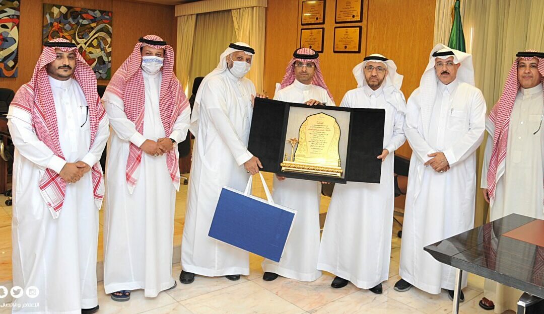 مدير تعليم جدة يكرّم مدير النموذجية الثالثة “غرمان العمري”