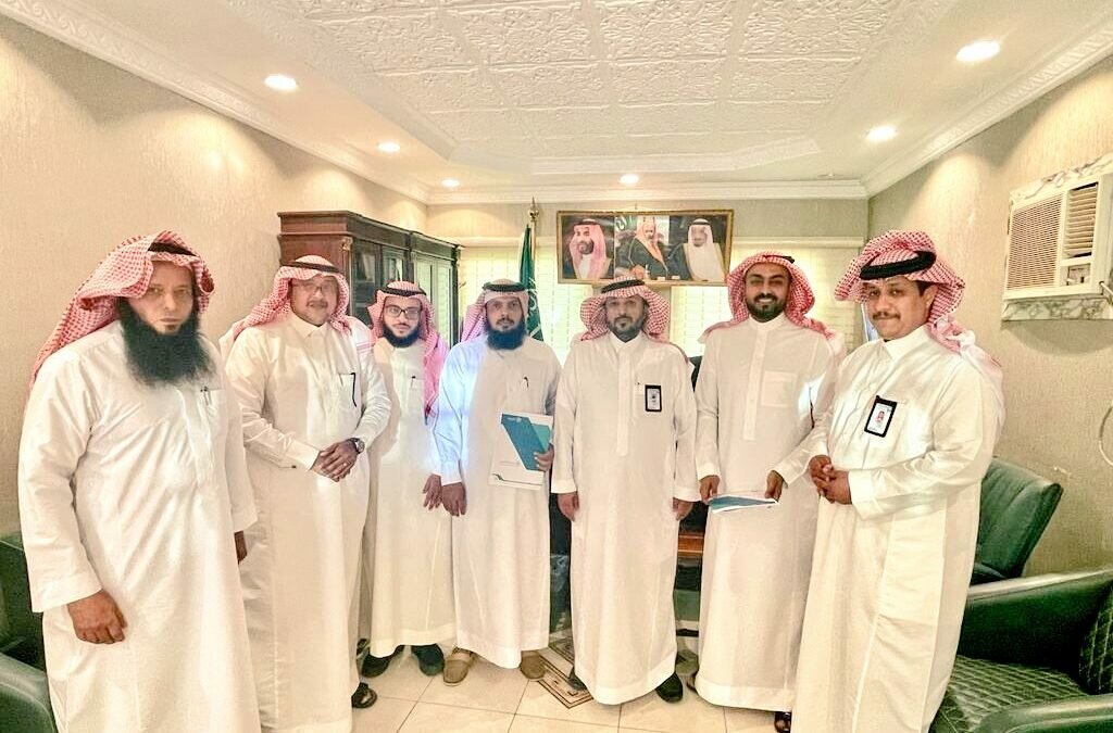 محافظ فيفاء يعقد اجتماعاً ويوقع اتفاقية مع الإسكان بالمحافظة