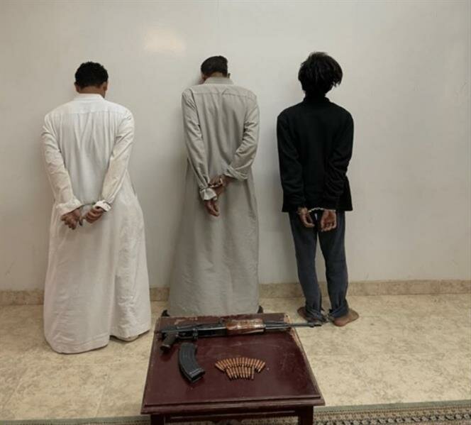 قبض على والدهما لتستره عليهما.. “شرطة الجوف” توقف شخصين أطلقا النار على منزل مواطن