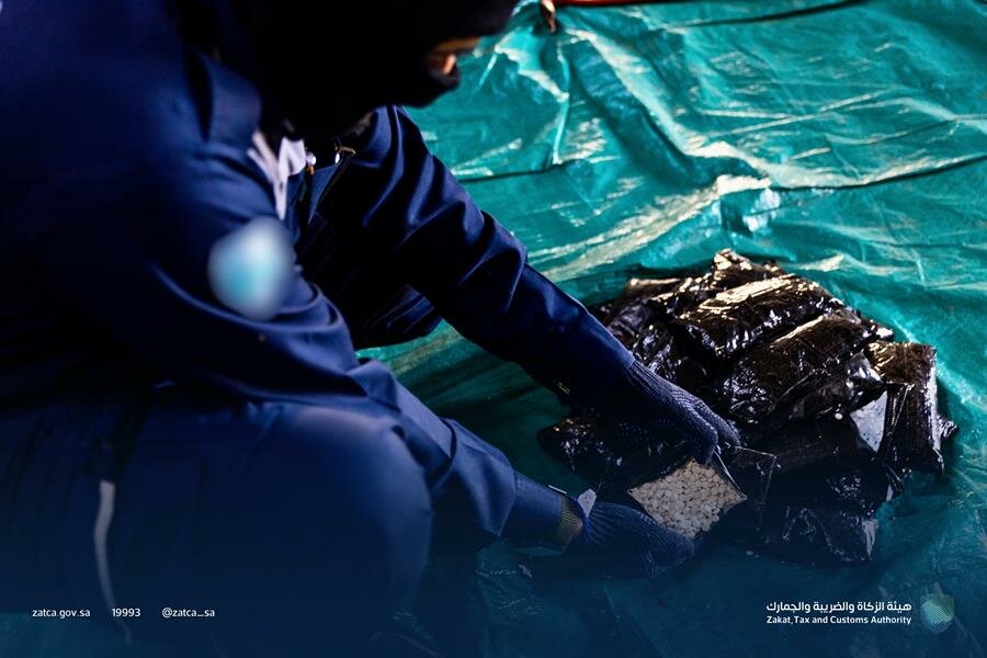 “الزكاة والضريبة والجمارك” تُحبط محاولة تهريب 1.6 مليون حبة كبتاجون كانت مخبأة داخل إرسالية