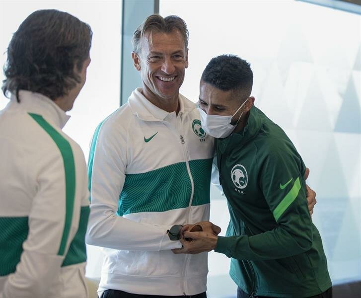 “الأخضر” يُغادر إلى “الإمارات” لمواجهة “الصين”