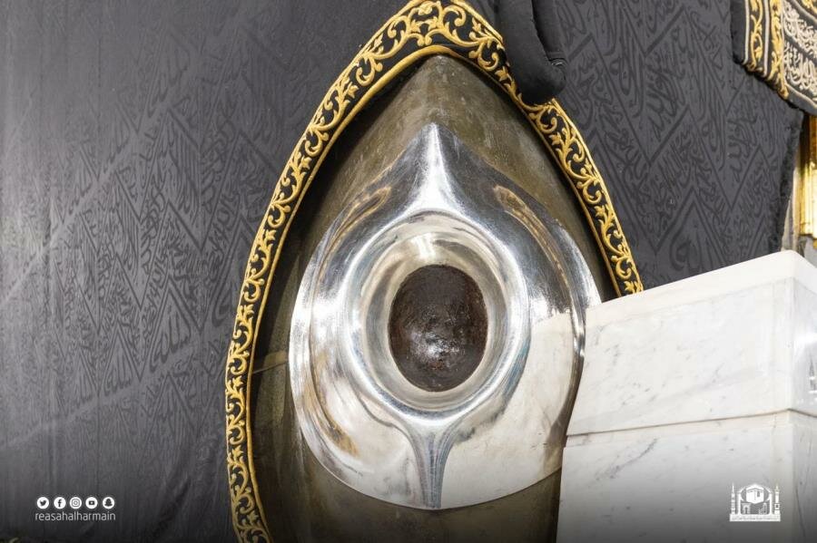 ضمن الاستعدادات لموسم رمضان.. “شؤون الحرمين” تنفذ الصيانة الدورية للحجر الأسود