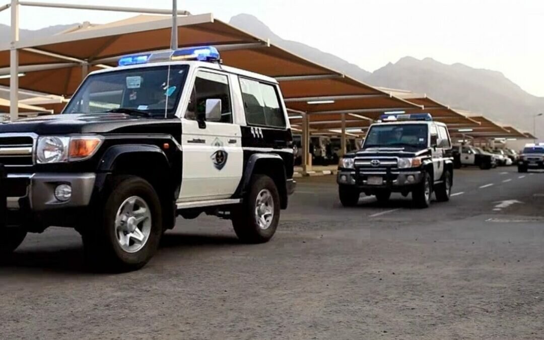 الإطاحة بـ 3 مواطنين سلبوا محلين تجاريين تحت تهديد السلاح بالقريات