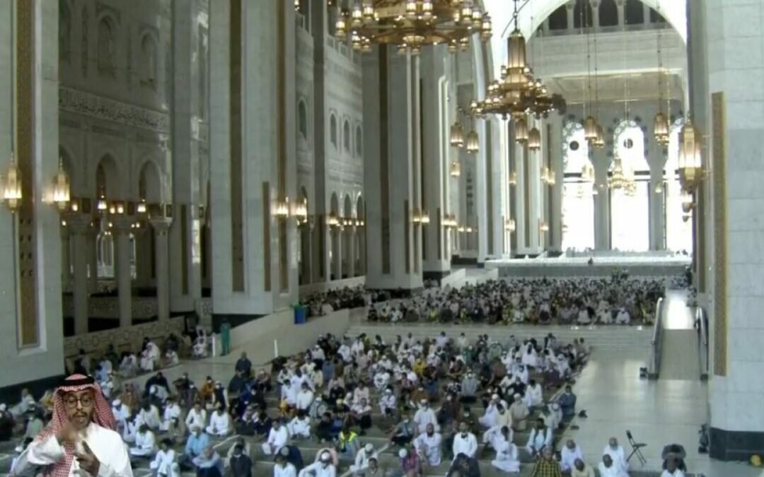 خطيب المسجد الحرام: من الجهل التوكل على الله دون العمل بالأسباب (فيديو)