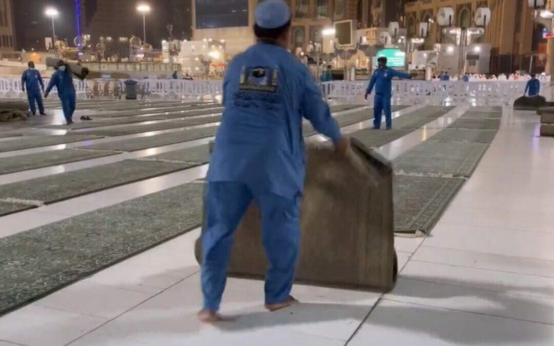 بالفيديو.. إعادة السجاد للساحات الخارجية في المسجد الحرام بعد عامين من رفعها