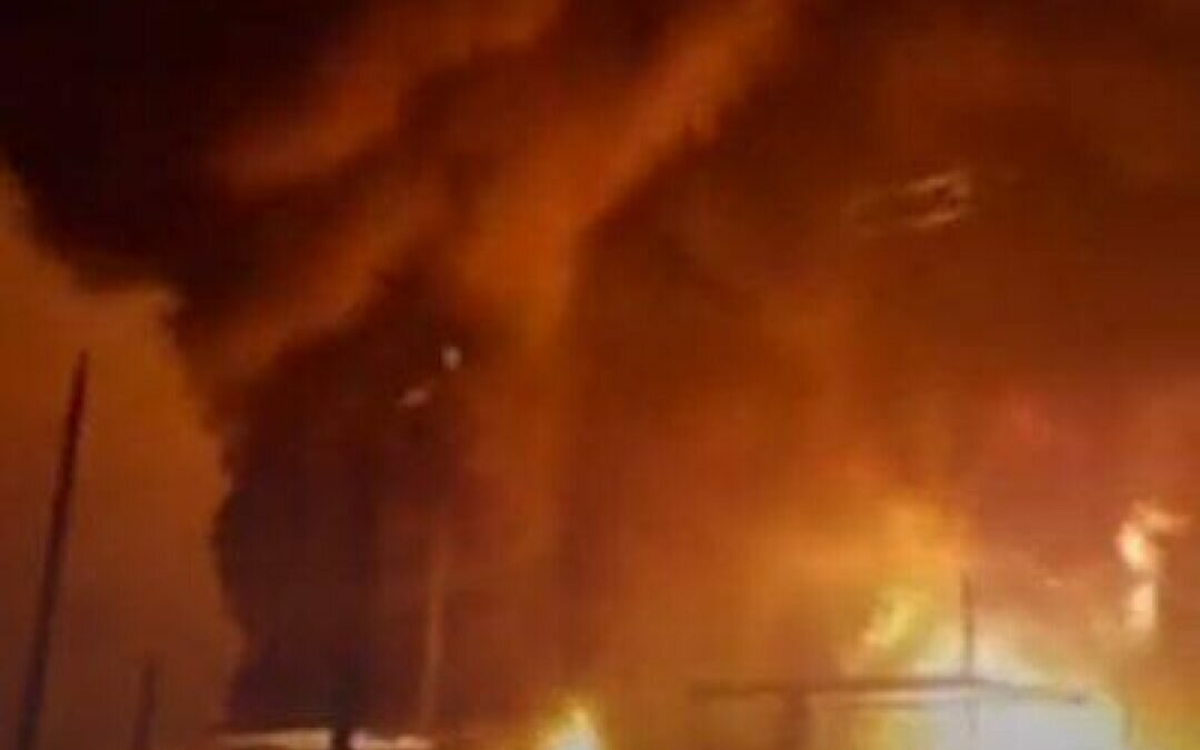 انفجار خزانات وقود في غارات روسية على مدينة زيتومير الأوكرانية (فيديو)