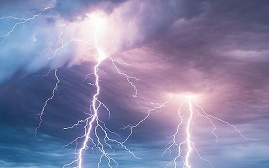 حالة الطقس المتوقعة: سحب رعدية ممطرة ورياح نشطة على هذه المناطق