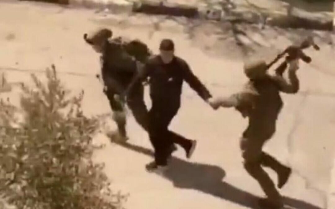 شاهد.. شاب فلسطيني معتقل يتمكن من الإفلات والهروب من قبضة جنود الاحتلال