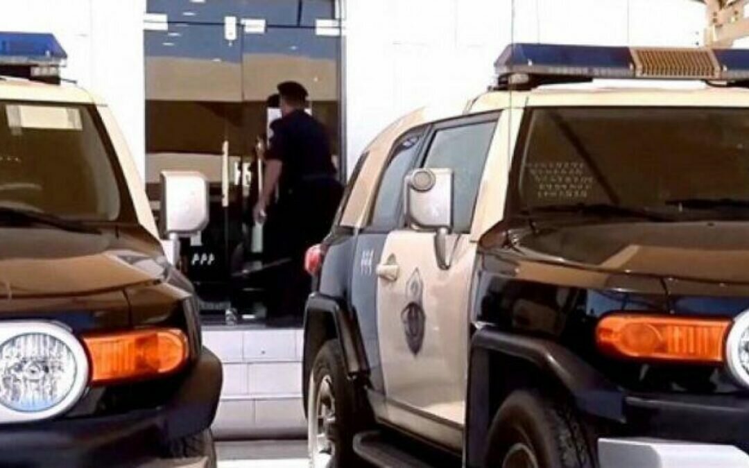 مواطنان يعملان بتغذية الصرّافات يختلسان أموالاً.. وشرطة نجران تطيح بأحدهما