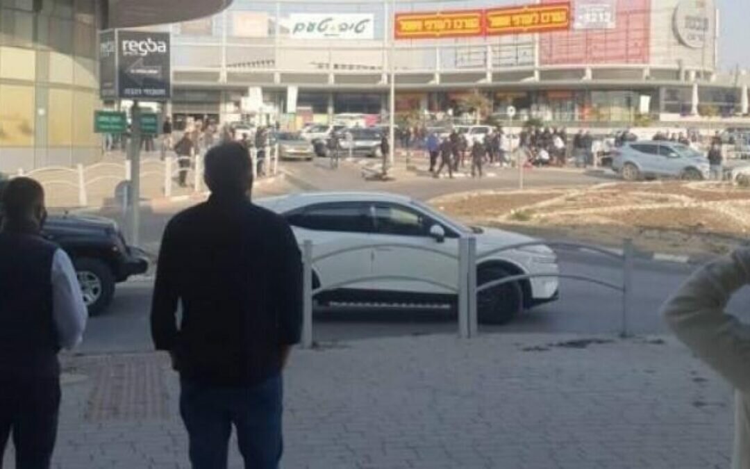 سقوط 4 قتلى في عملية طعن ودهس ببئر السبع