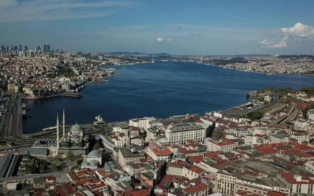 أثار الرعب في إسطنبول.. الدفاع التركية تفكك جسما غريبا طاف بـ «البوسفور»