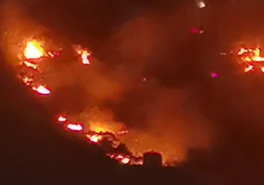 الدفاع المدني يباشر حريقاً شبّ في غابات فيفاء شرقي منطقة جازان