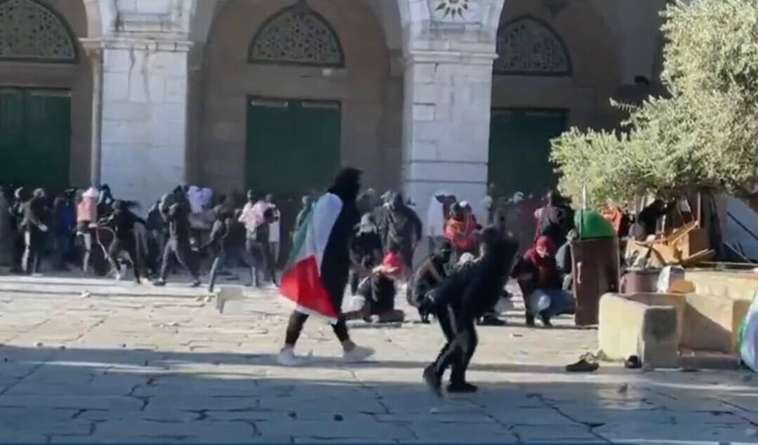 إصابة 117 فلسطينياً والأعداد تتزايد.. قوات الاحتلال تقتحم المسجد الأقصى