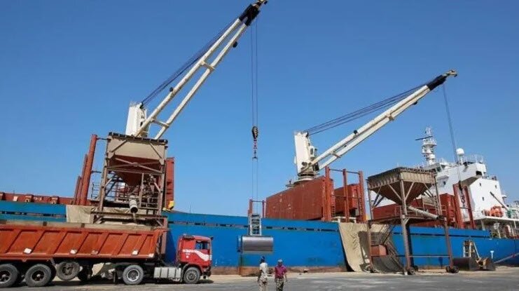 بادرة طيبة لنجاح الهدنة.. دخول أول سفينة وقود لميناء الحديدة