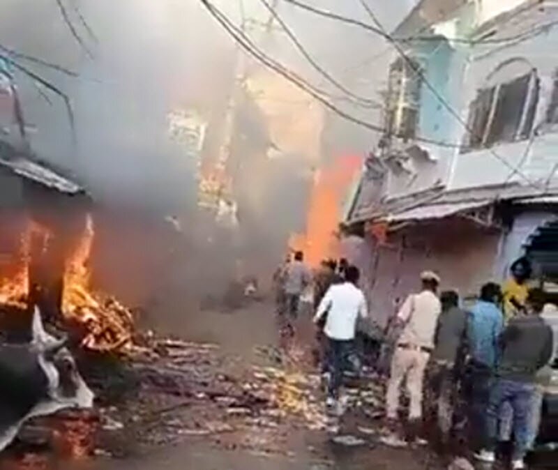 هندوس يحرقون مساجد ومنازل المسلمين بولايتي راجستان وكارناتاكا بالهند