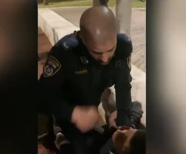 يطرحه أرضا ويضغط على صدره.. ضابط صهيوني يعذب طفلا فلسطينيا أمام ذويه