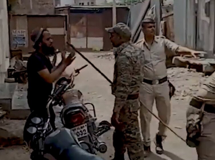 أصبحت الجناح اليميني للهندوس.. الشرطة الهندية تعذب المسلمين في الشوارع