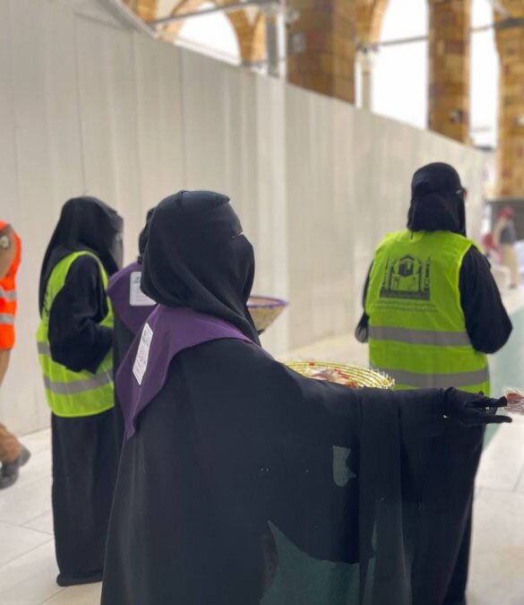 تعزيزًا لقيم الإسلام.. توزيع 4 آلاف وجبة غذائية لقاصدات المسجد الحرام