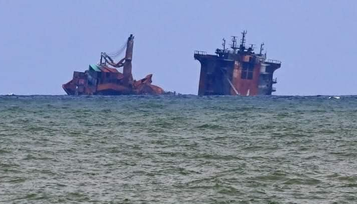 لحظة غرق سفينة النفط قبالة سواحل تونس حتى غمرتها المياه تمامًا