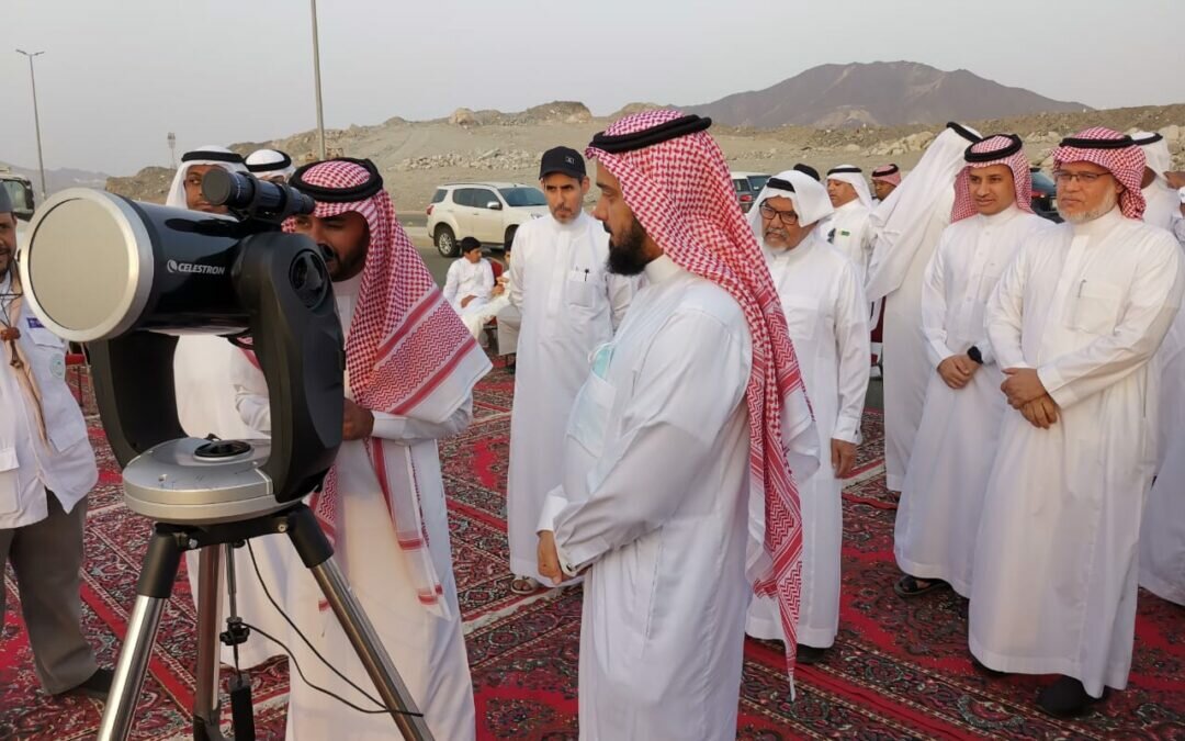 طلاب وطالبات النادي العلمي بمكة يتحرون هلال رمضان لعام ١٤٤٣هجري