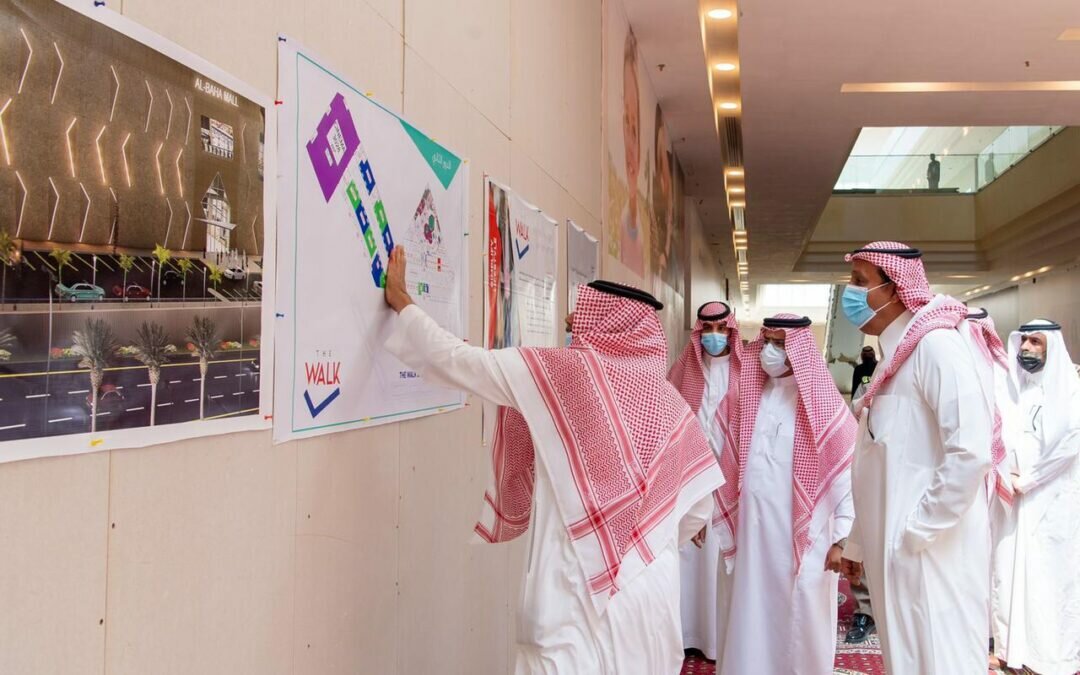 أمير منطقة الباحة يتفقد مشروع مول الباحة التجاري