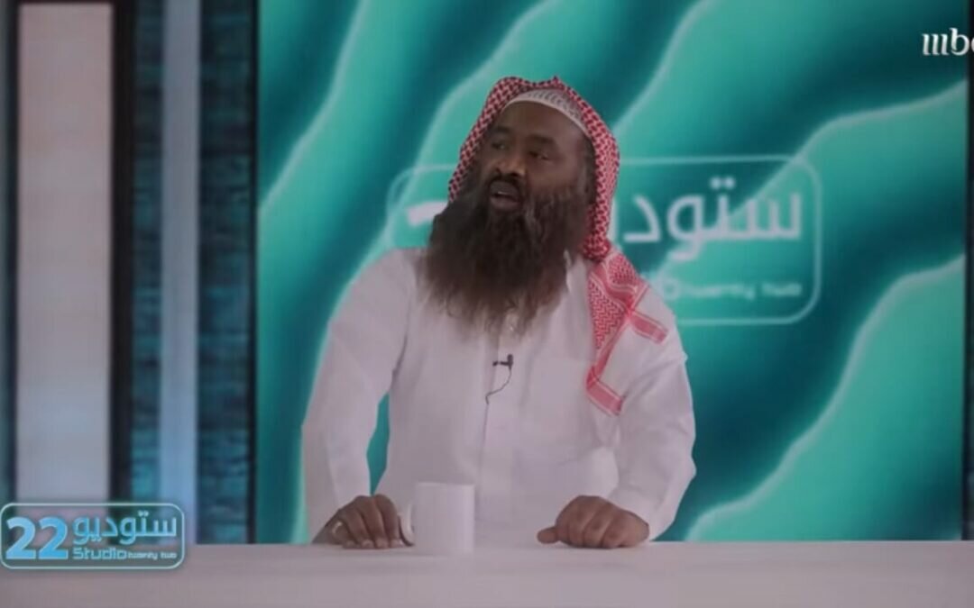 الشيخ الكلباني يتوعد برنامج “استديو 22” بالقضاء بسبب تقليده و السخرية منه