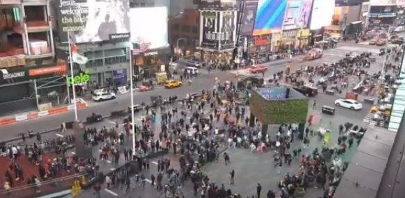 شاهد.. ذعر وهروب جماعي بميدان تايمز سكوير بعد سماع دوي انفجـار