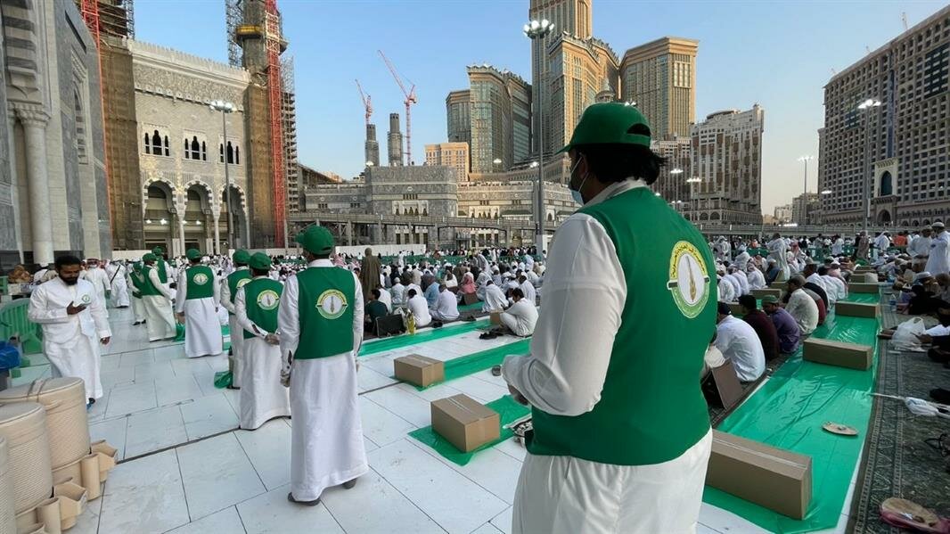 بعد توقف عامين .. 8000 متطوع يوزعون 650 ألف وجبة إفطار صائم بالمسجد الحرام