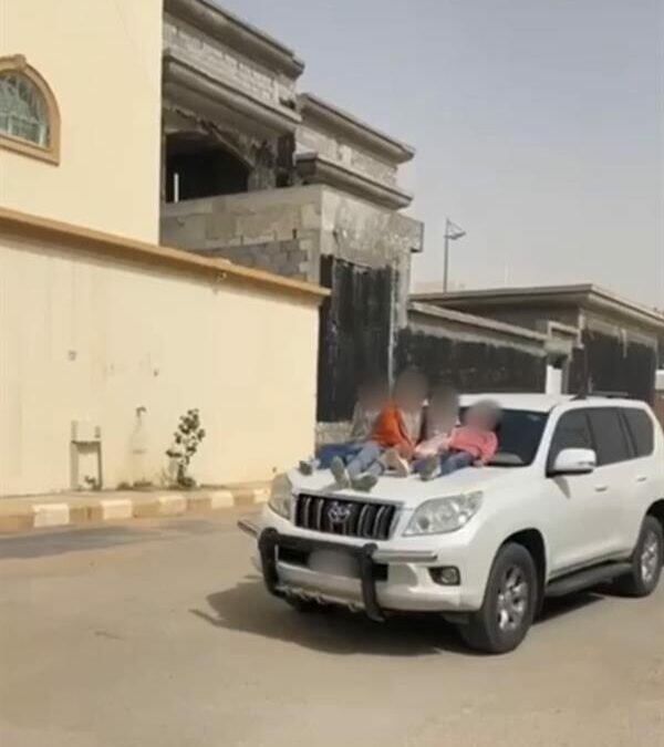 “مرور الرياض” يُطيح بقائد مركبة قام بإركاب 4 أطفال على غطاء محركها الأمامي
