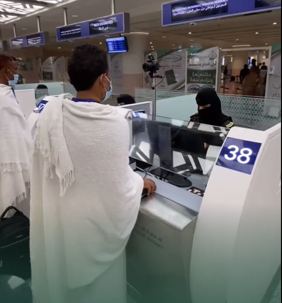 فرق الجوازات بمطار جدة تستقبل المعتمرين بلغاتهم وتسهل إجراءات دخولهم في لحظات
