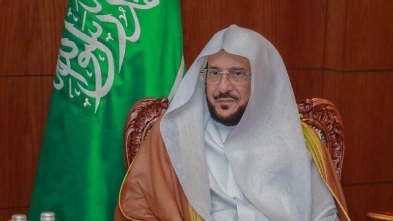 سلّم الوسام أمير الجمعية للملحق الديني بالسفارة السعودية