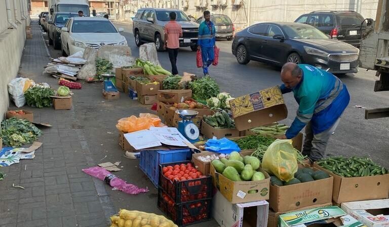 أمانة جدة تكثف من حملاتها الميدانية في تعقب البيع العشوائي