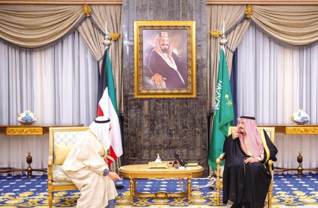 المملكة ترعى السلام وتسخّر جهودها لإحلال الأمن في المنطقة الملك يستعرض مع الشيخ مشعل الأحمد العلاقات الأخوية الوثيقة .