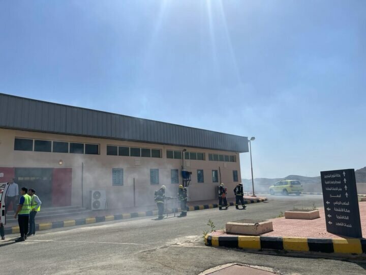 تنفيذ فرضية الحريق الوهمي في الكلية التقنية والمعهد الصناعي الثانوي بظهران الجنوب