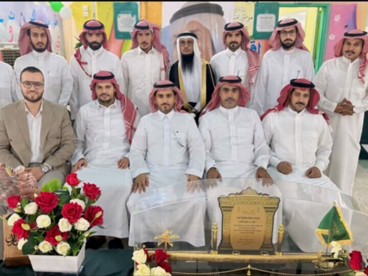 في مشهد مُهيب “المسعودي” يُهدي جميع طُلابه دراجات هوائية في حفل تقاعده